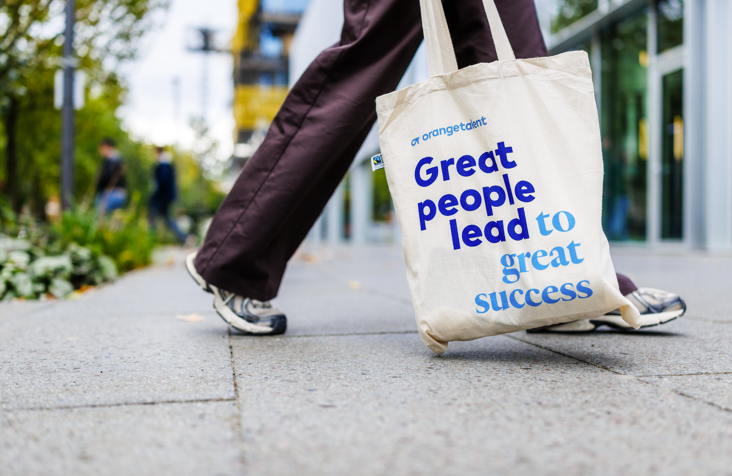 Een afbeelding van een canvas tas met daarop Great people lead to great success
