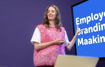 Eileen voor beeldscherm waar employer branding in de maakindustrie op staat