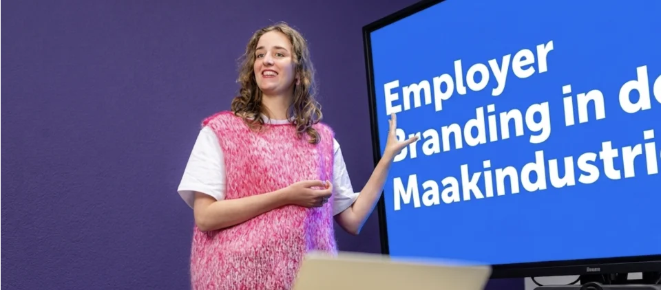 Eileen voor beeldscherm waar employer branding in de maakindustrie op staat