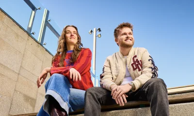 Eileen en Thijs zitten op een trap en kijken naar links